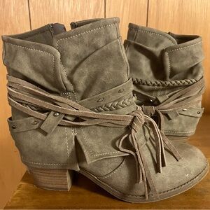 Juniors size 8.5 M stylish boots.  Man made leather, tan color.  Worn once